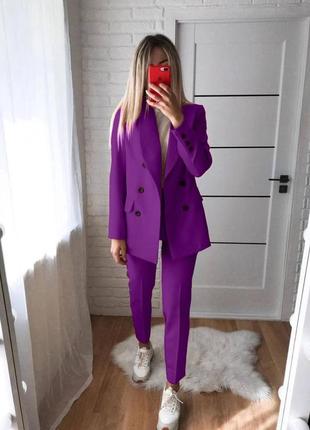 Женский брючный костюм фиолетовый с пиджаком на весну классический нарядный на каждый день4 фото
