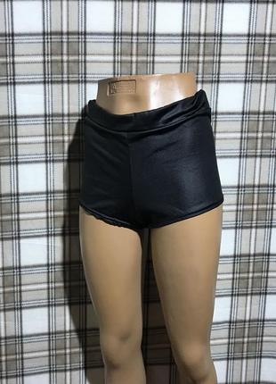 Стильные чёрные шорты шортики