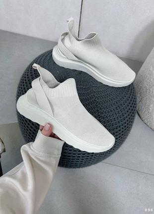 Бежеві кросівки із взуттєвого текстилю