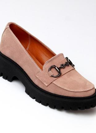 Натуральные замшевые туфли - лоферы цвета капучино на черной подошве