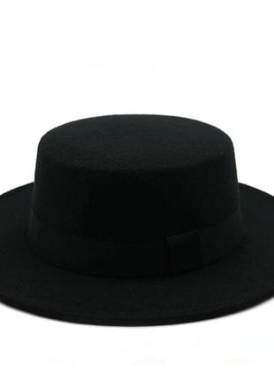 Стильная фетровая шляпа канотье с лентой черный.