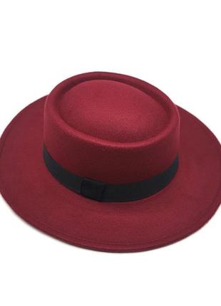 Фетровая шляпа с лентой бордового цвета.