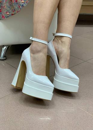 Жіночі білі лакові туфлі з високим каблуком та платформі лаковані туфельки братц еко лак