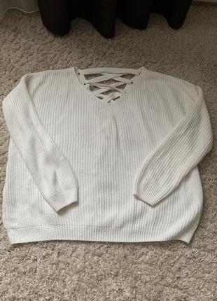Вязаный свитер белого цвета