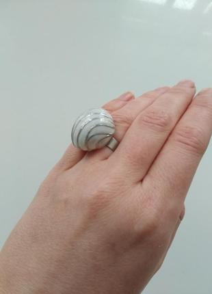 Кольцо массивное с белой эмалью3 фото