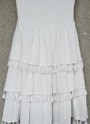 Платье с открытыми плечами бандо