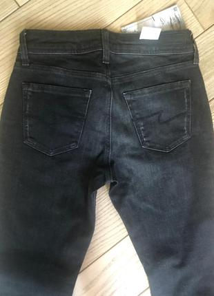 Стильні жіночі джинси з протертостями6 фото