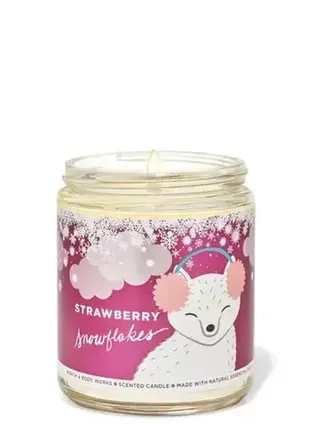 Ароматическая свеча bath and body works strawberry snowflakes1 фото