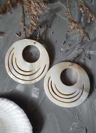 Перламутрові круглі масивні сережки тренд 2021