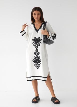 Женское белое платье миди в украинском стиле с черной вышивкой