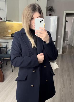 Класичне синє пальто