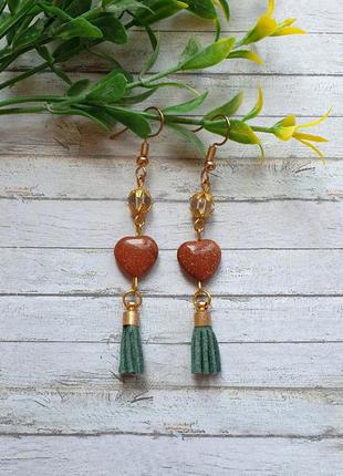 Оригинальные серьги ручной работы: замшевые кисточки, сердечки из авантюрина "золотой песок"