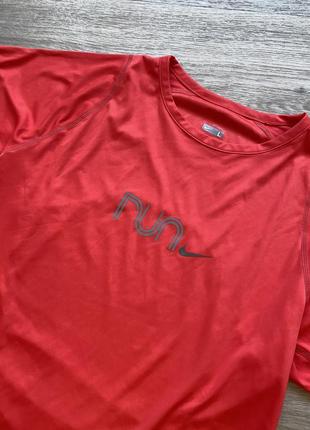 Крутая спортивная футболка унисекс беговая nike fit run l/404 фото