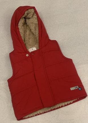 Теплая красная жилетка next на меху на возраст 3-6 месяцев