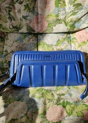 Женский кожаный клич бренда dkny.