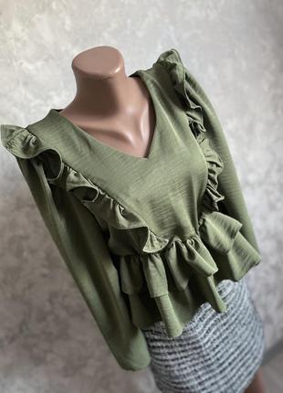 Шикарная блузка хаки с рюшами очень нарядная с треугольным вырезом3 фото