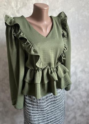 Шикарная блузка хаки с рюшами очень нарядная с треугольным вырезом2 фото