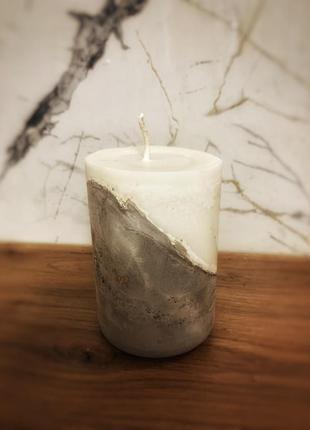 Соевая свеча на бетоне
