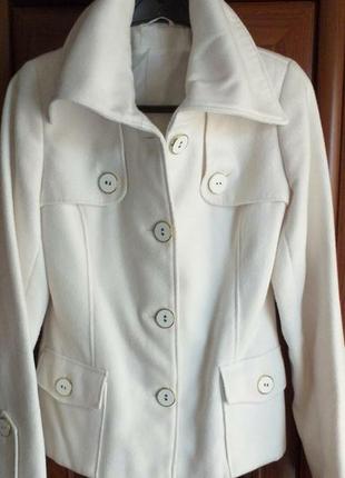 Красивая белая куртка.