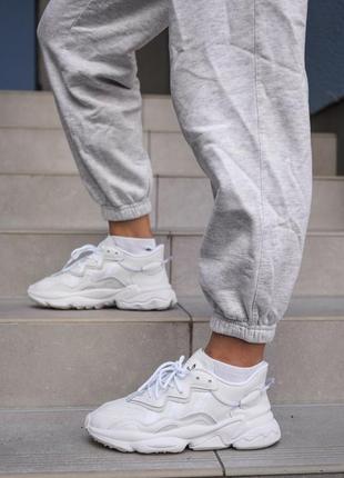 Женские кроссовки adidas ozweego white