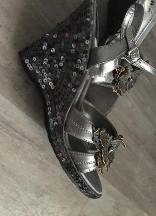 Шикарные босоножки с бабочкой и платформой в пайетках
