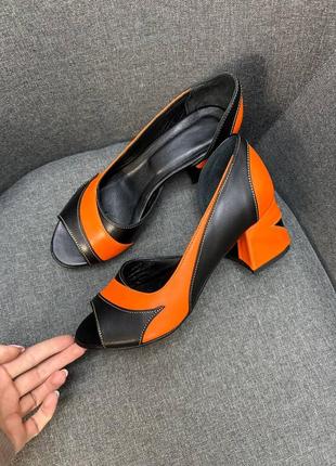 Туфлі з натуральної шкіри з відкритим носиком чорна оранжевого кольору на каблуку 6 см