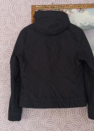 Черная классная куртка с капюшоном5 фото