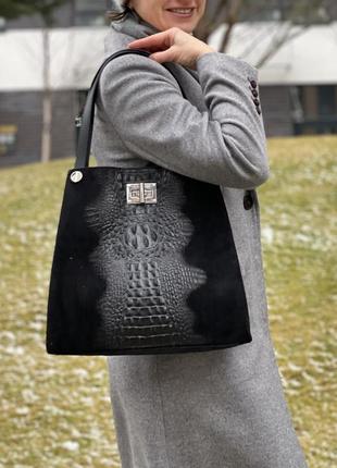 Чорна замшева сумка на плече з принтом під крокодила, італія1 фото