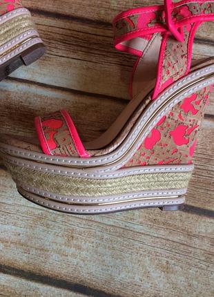 Босоножки jessica simpson неоновые розовые на платформе