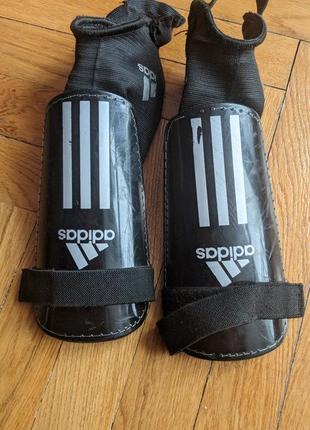 Adidas оригинальная футбольные защитные щитки