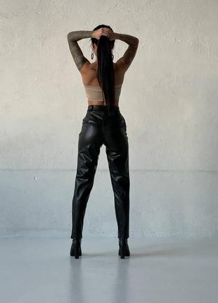 Брюки женские кожаные черные однотонные экокожа на высокой посадке с карманами на молнии качественные базовые2 фото