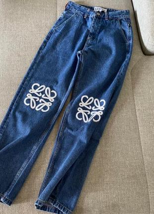 Женские синие прямые джинсы loewe с вышитым белым логотипом бренда стильные однотонные джинсы