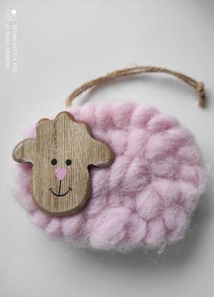 Игрушка овца шерсть декор ручная работа розовая дерево,m