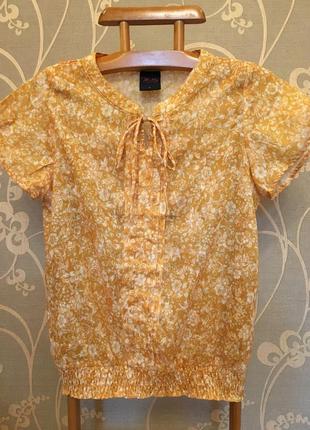 Очень красивая и стильная брендовая блузка в цветочках.