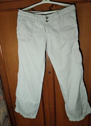 Брюки женские из натуральной ткани.