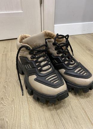 Високі кросівки