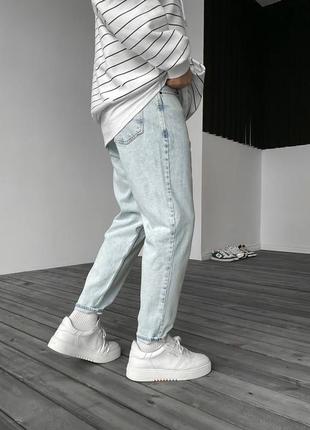 Стильные джинсы mom из плотного денима в светло-голубом цвете