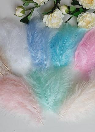 Пір'я кольорове по 15шт перья декоративные цветные от живой птицы ассорти набор 15шт2 фото