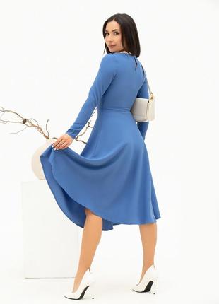 Темно-голубое классическое платье с расклешенным низом3 фото