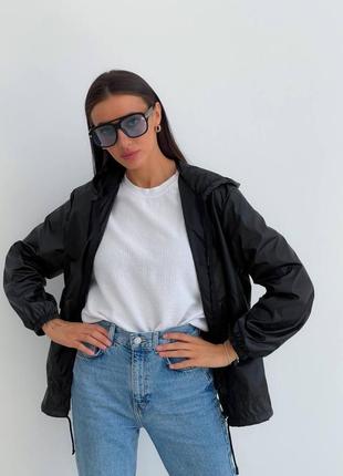 Чорна вітровка