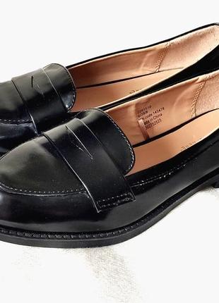 Черные кожаные лоферы туфли из лаковой кожи бренда atmosphere.