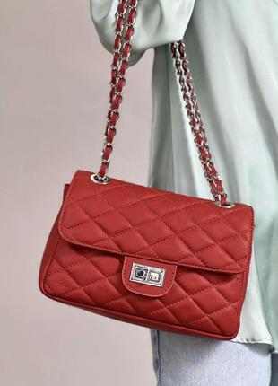 Красная стильная кожаная женская сумка в стиле шанель, италия1 фото