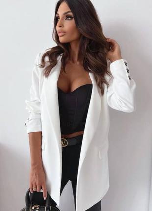 Женский пиджак на подкладке белый бежевый нарядный классический на каждый день с плечиками4 фото