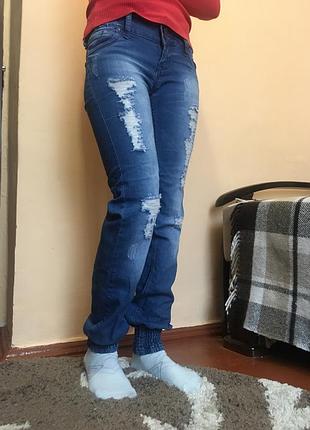Сині тонкі джинси з потертостями на резинках