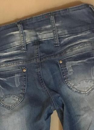 Сині тонкі джинси з потертостями на гумках2 фото
