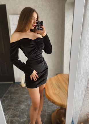 Идеальное платье со спущенными рукавами бархатное