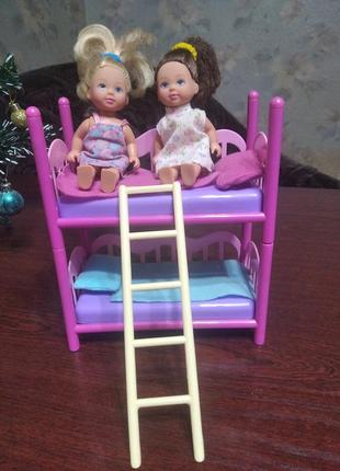 Іграшкове ліжко з двома ляльками