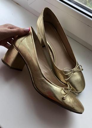 Золотые нарядные деловые туфли на низком широком каблуке взуття1 фото