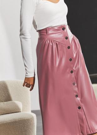 Прямая юбка на кнопках из эко-кожи ягодная1 фото