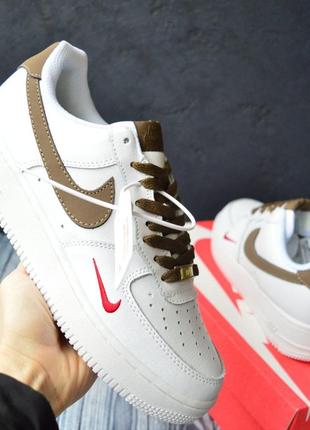 Чоловічі літні шкіряні кросівки nike air force білі з коричневим, червоний знак весняні кросівки найк аір форс